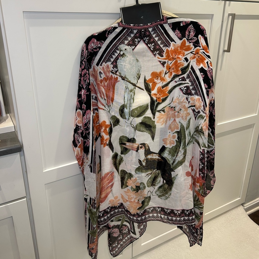 *New* Vince Camuto Tropical Style Ruana and Floppy Hat with Matching Band & Bow - Picture 3 of 8
